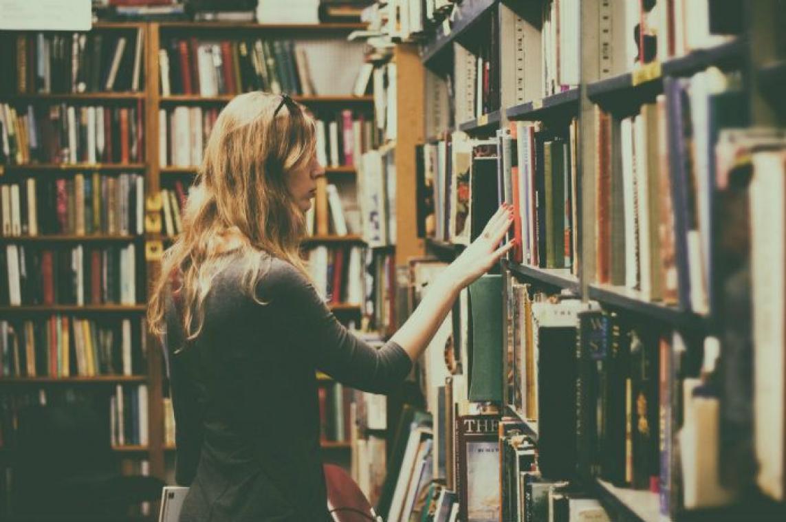BIZAR. Vrouw brengt boek na 74 jaar terug naar bib