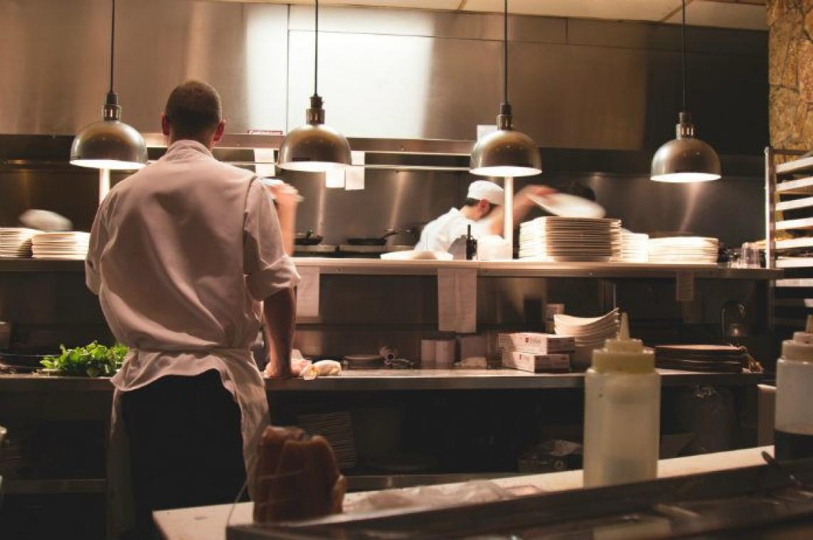 Kok krijgt boete voor eten van eigen gerechten