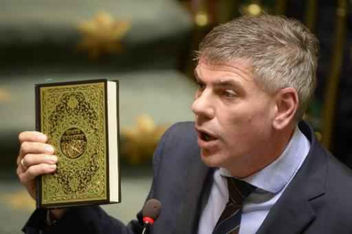 Vlaams Belang haalt Dewinter terug op podium om vuist te maken tegen moslimextremisme