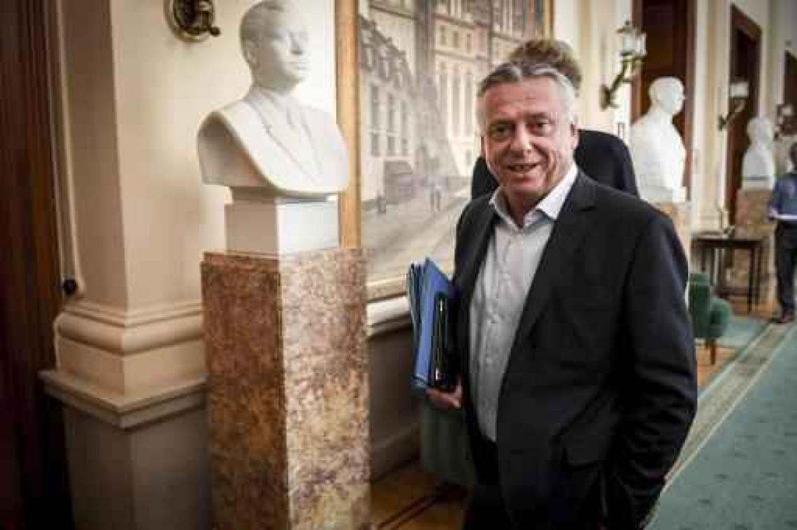 Parlementaire onderzoekscommissie legt krans neer aan metrostation Maalbeek