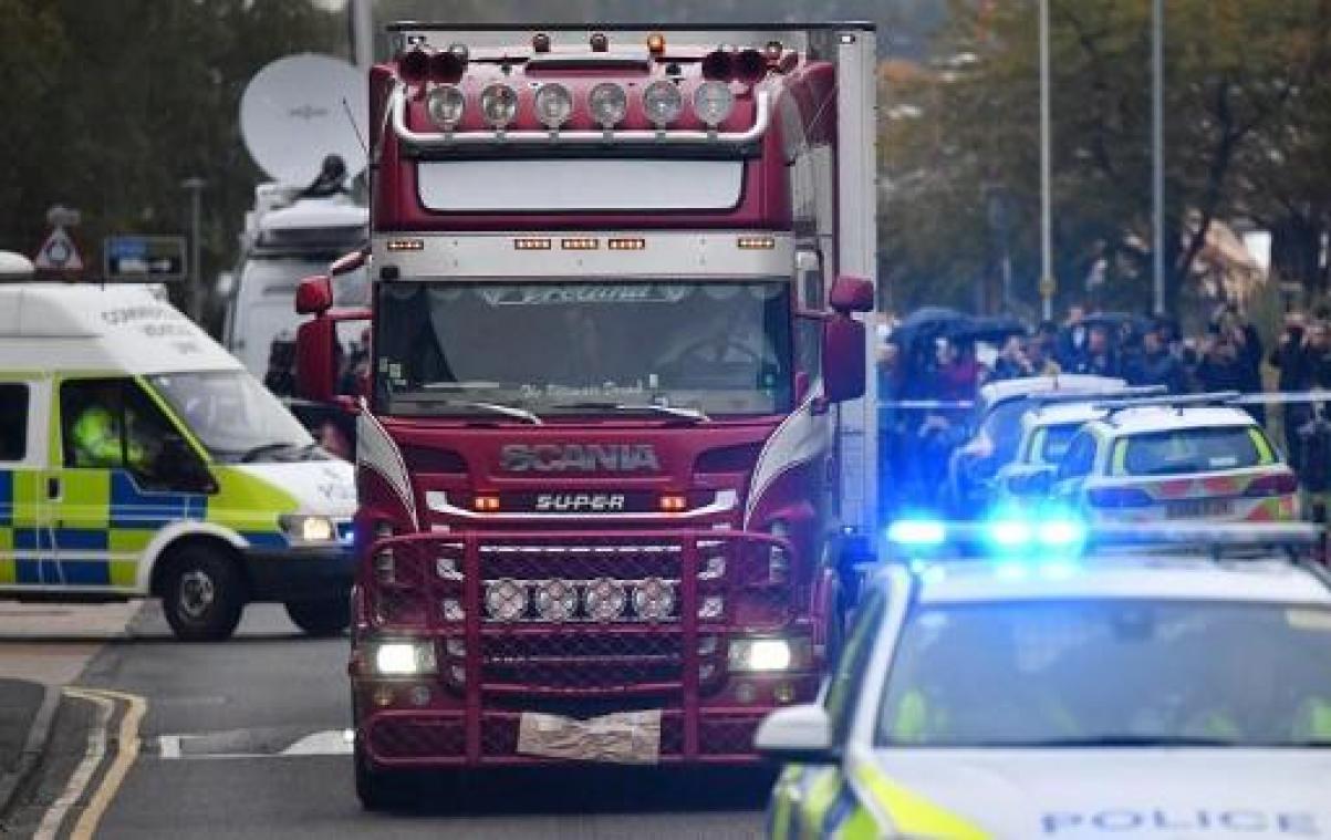 Huiszoekingen na ontdekking van 39 lichamen in vrachtwagencontainer in Engeland