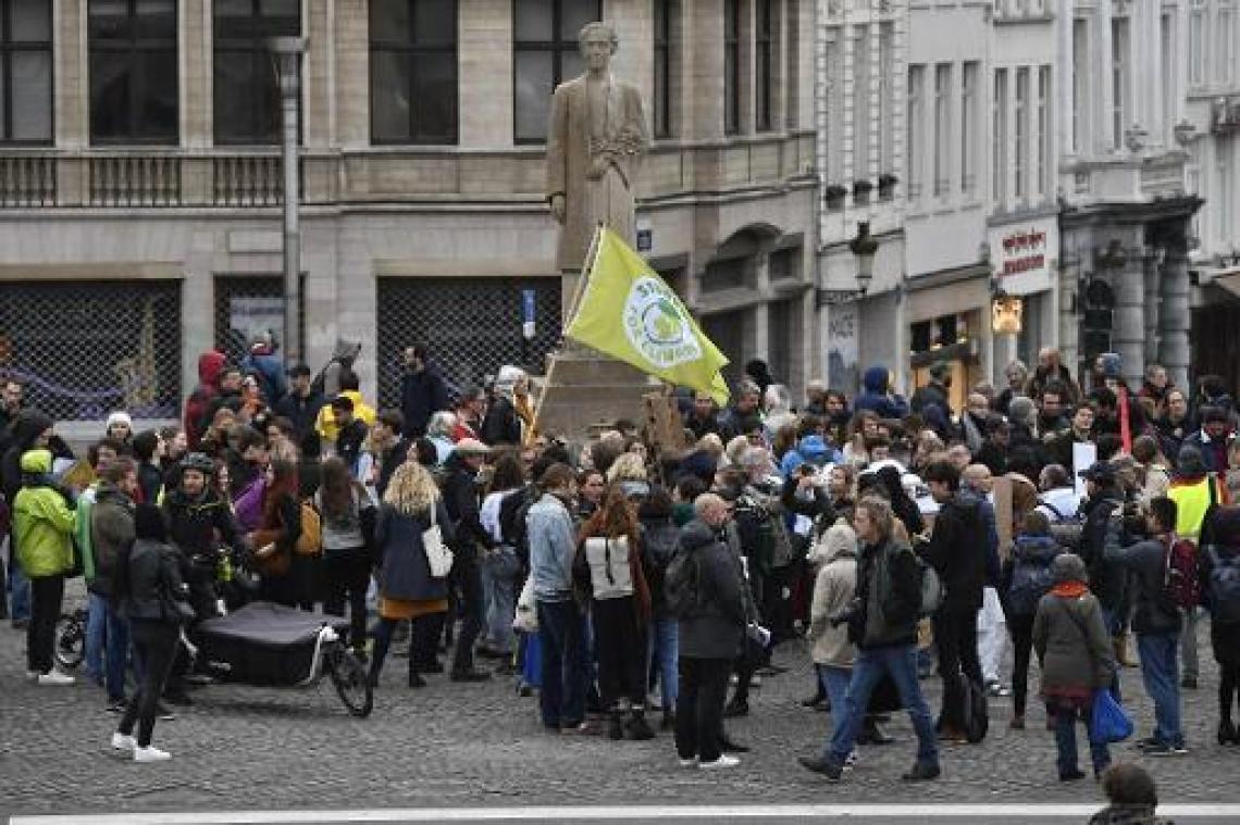 Zeshonderdtal betogers stapt mee in 23ste klimaatmars Youth for Climate