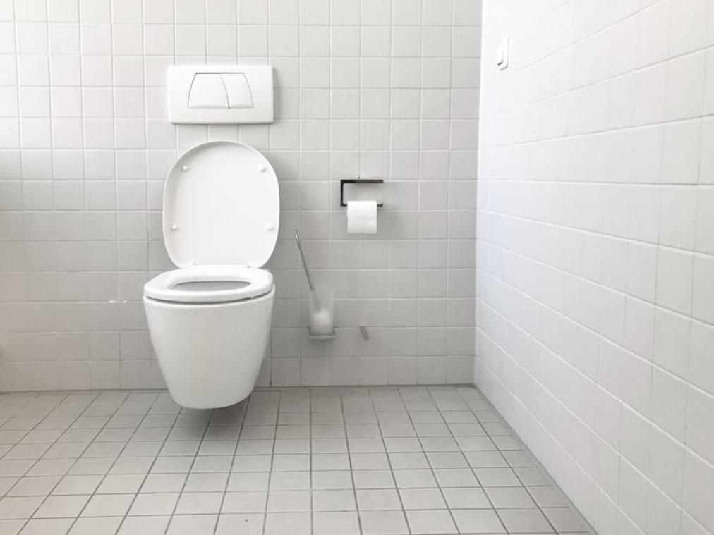 Amerikaanse jongeman steelt wc-bril uit café