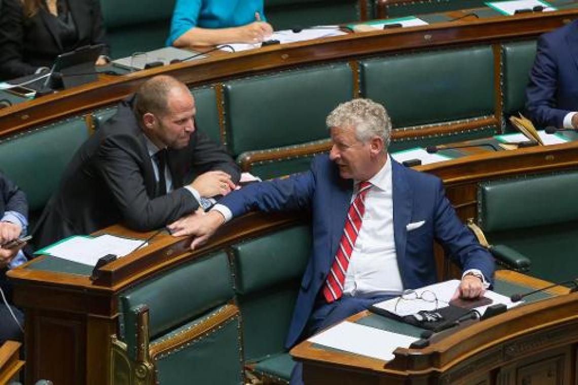 De Crem wijst Francken met de vinger: "waar waart ge?"