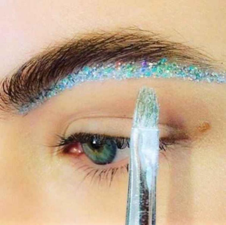 Steel de show met de nieuwste beautytrend: de glitter underbrow