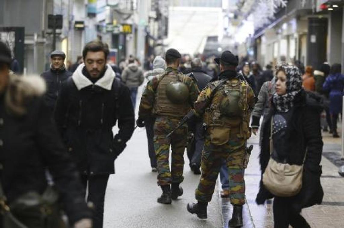 Defensie wil aantal militairen op straat met helft afbouwen