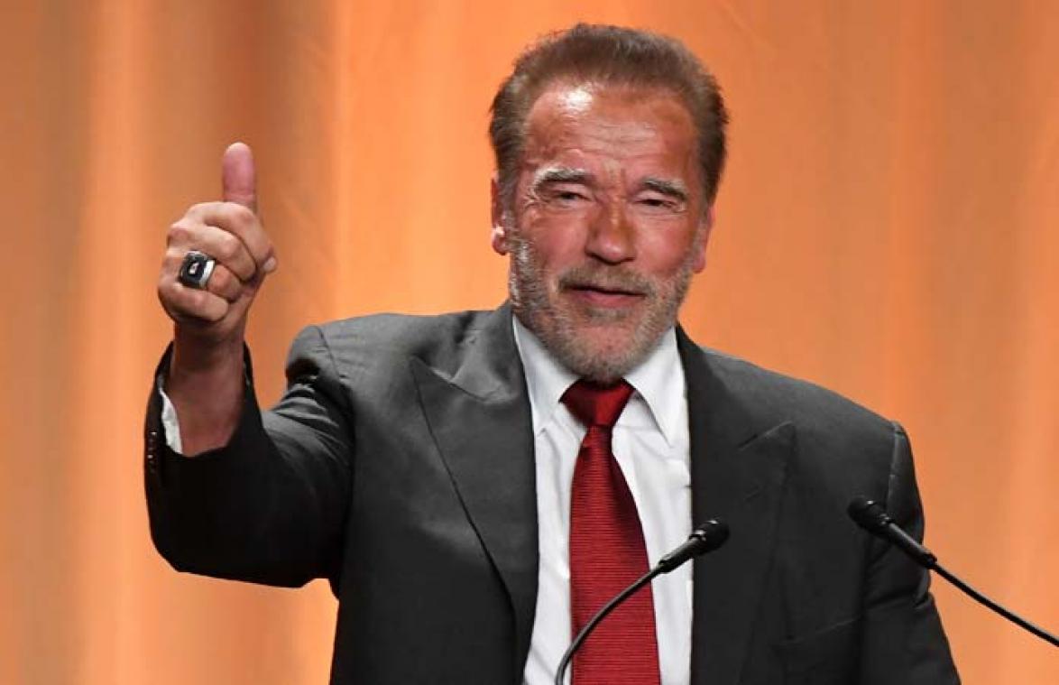 Arnold Schwarzenegger heeft écht de meest hilarische cover voor zijn iPhone 11
