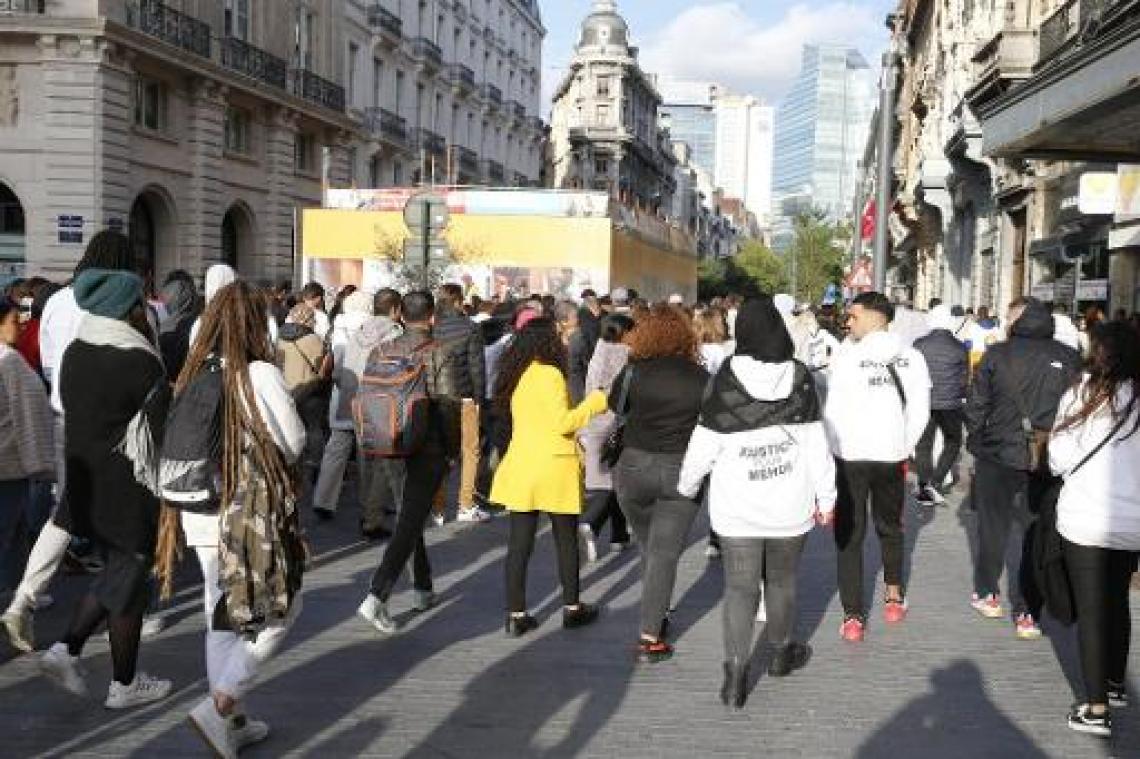 Honderdtal mensen op witte mars voor 17-jarige die door politie werd doodgereden