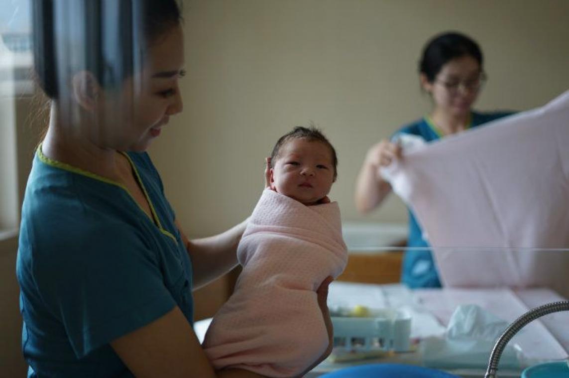 BIZAR. Chinese vrouw van 67 zet kind op de wereld