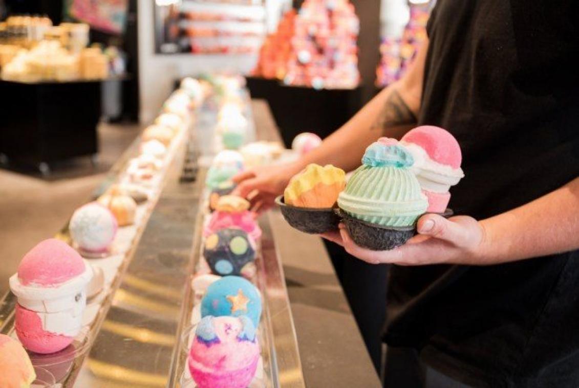 Lush verkoopt bruisballen op de lopende band voor de feestdagen