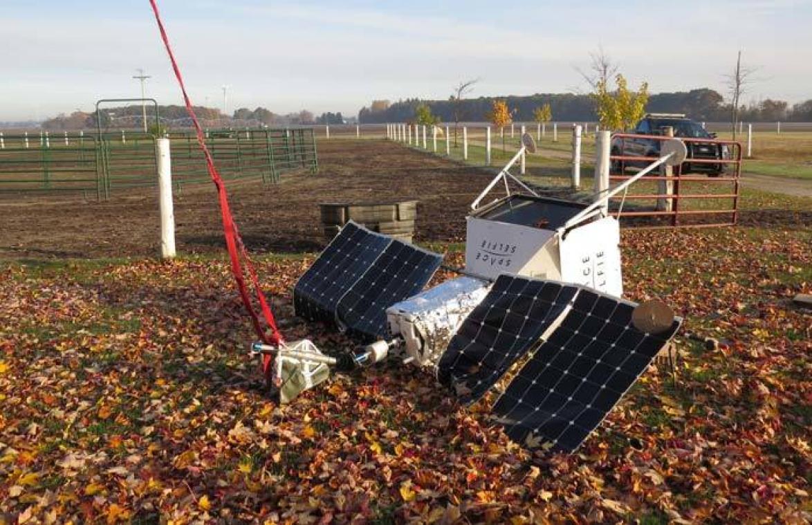 Koppel gechoqueerd wanneer ze DIT vreemde object uit de ruimte in hun tuin vinden