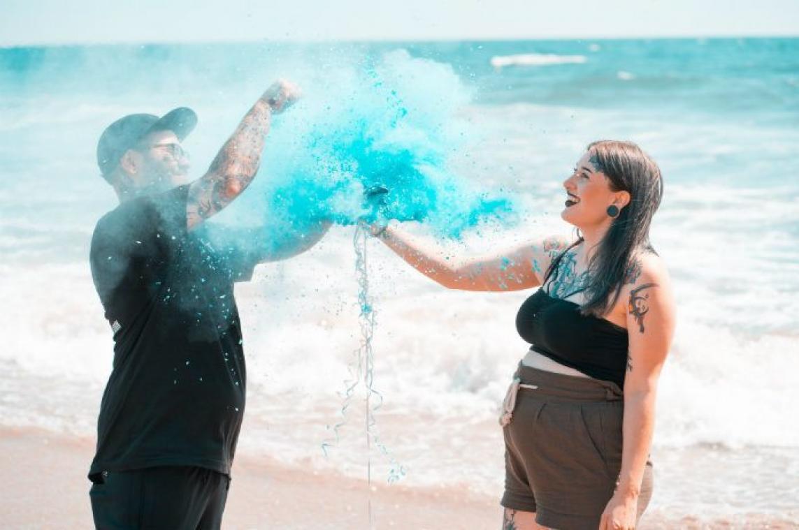 BIZAR. Vrouw sterft tijdens gender reveal party door explosie