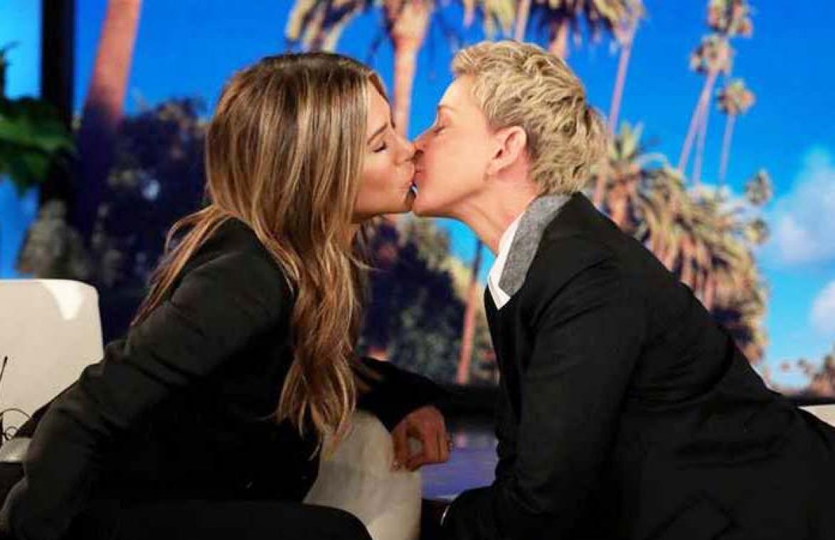 VIDEO. Jennifer Aniston kust Ellen DeGeneres vol op de mond