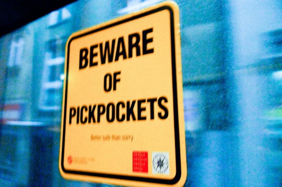 BIZAR. Zakkenroller verschijnt voor rechter in diefstalzaak... en steelt gsm