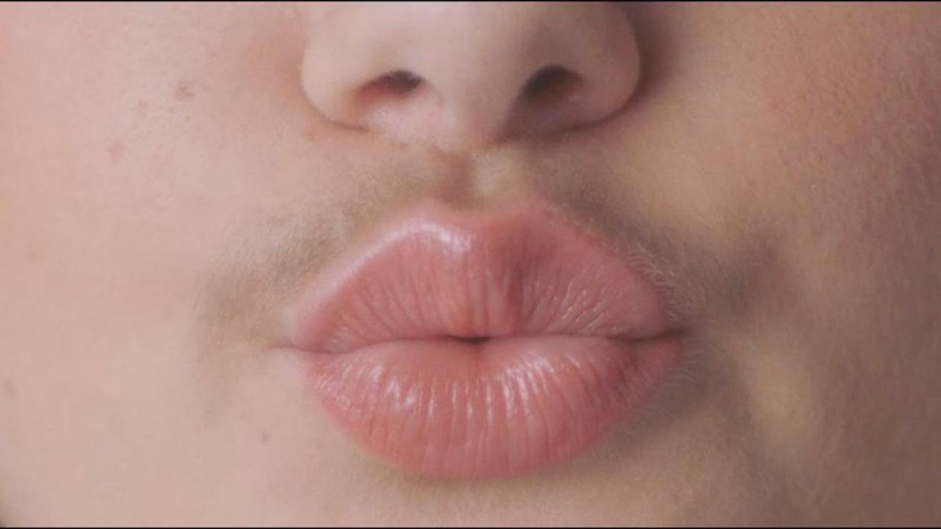 VIDEO. Scheermesjesmerk viert Movember met vrouwelijke snorren