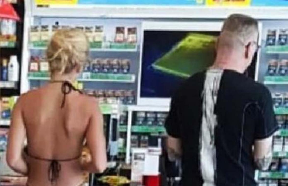 Toeriste onder vuur omdat ze in stringbikini winkel binnengaat