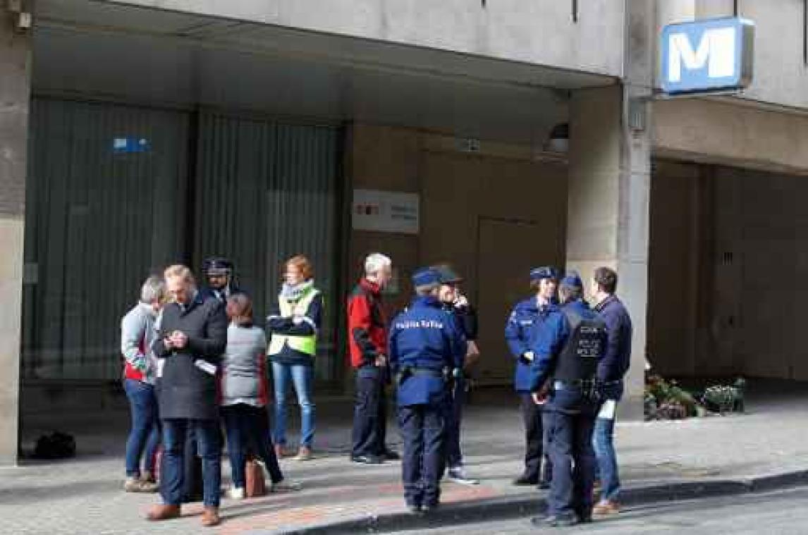 Aanslagen - Tweehonderdtal slachtoffers en nabestaanden bezochten metrostation Maalbeek