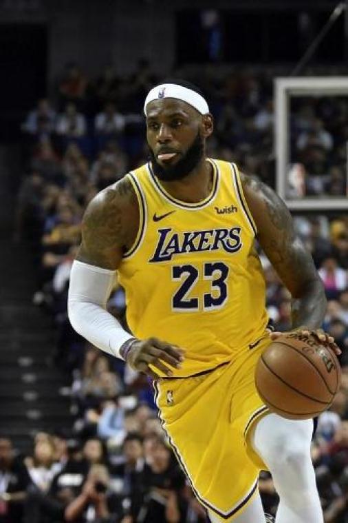 NBA - LeBron James leidt Lakers met triple-double voorbij Dallas
