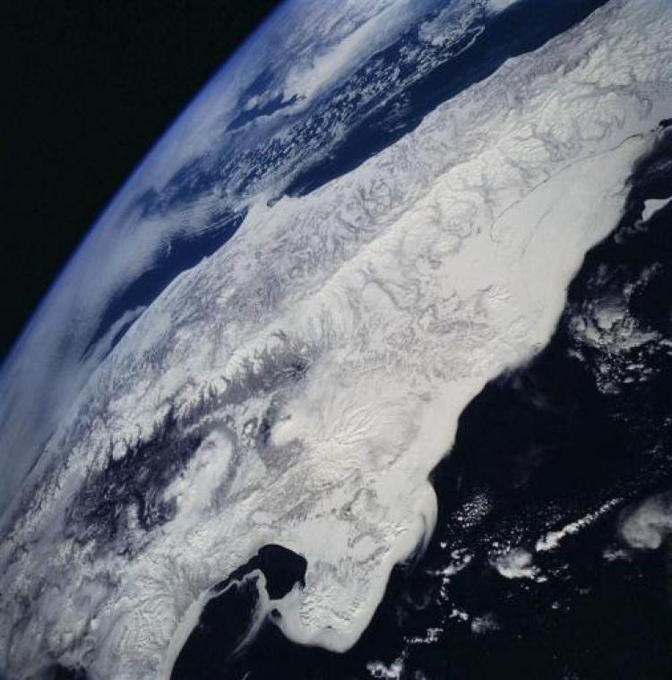 Vulkaan in Russische Verre Oosten spuwt kilometershoog as