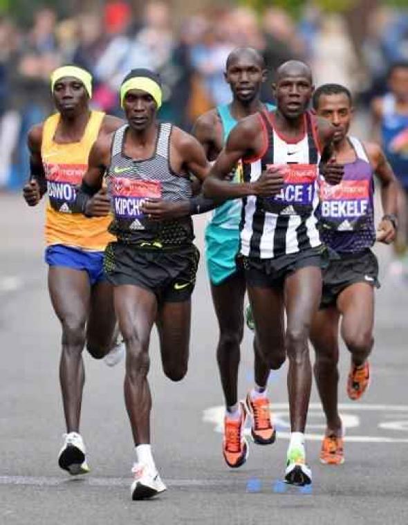 Eliud Kipchoge wint marathon van Londen in nieuw parcoursrecord