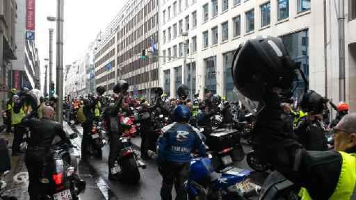 400 "motards en colère" brengen brullend eerbetoon aan slachtoffers aanslagen
