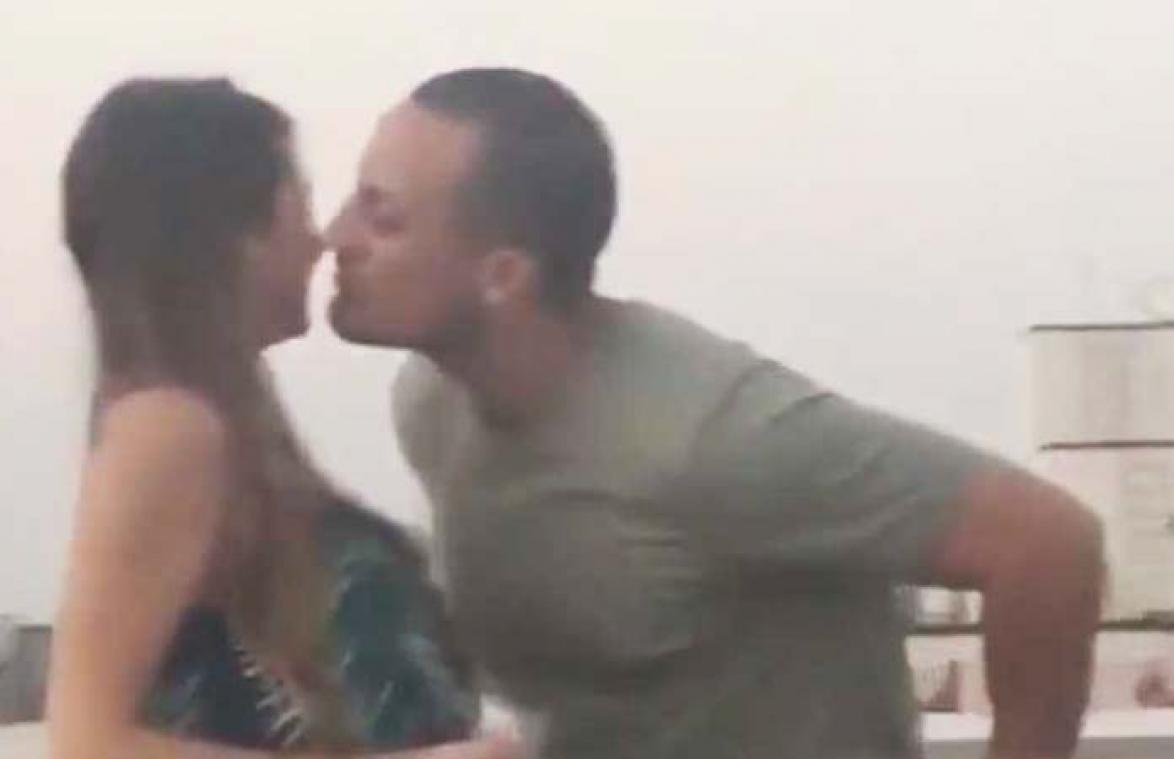 AUCH! Kerel probeert vrouw te kussen op feestje, maar zij wijst hem KEIHARD af (video)