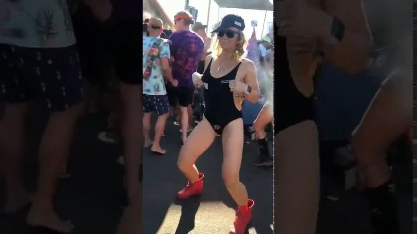 VIDEO. Vrouw besproeit festivalgangers met eigen moedermelk