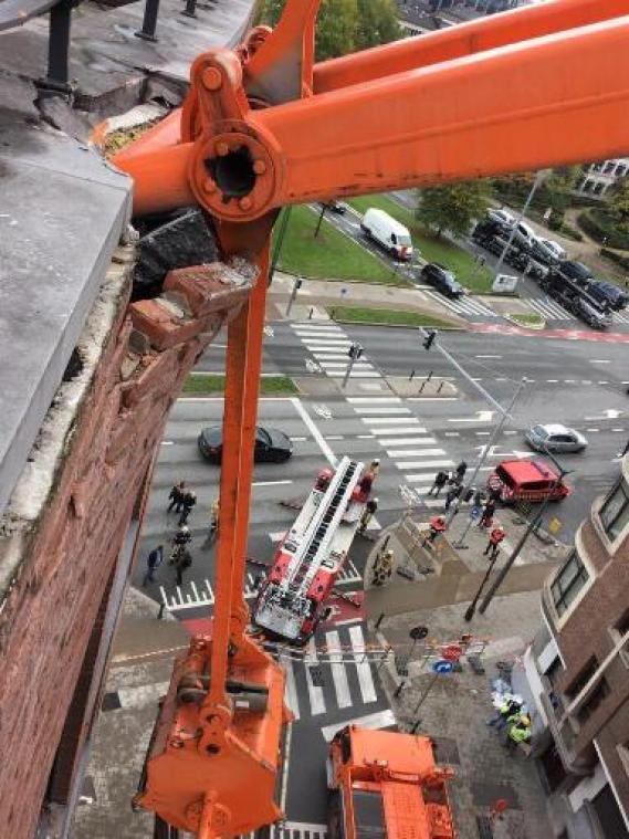 Kraan raakt gebouw op Willebroekkaai