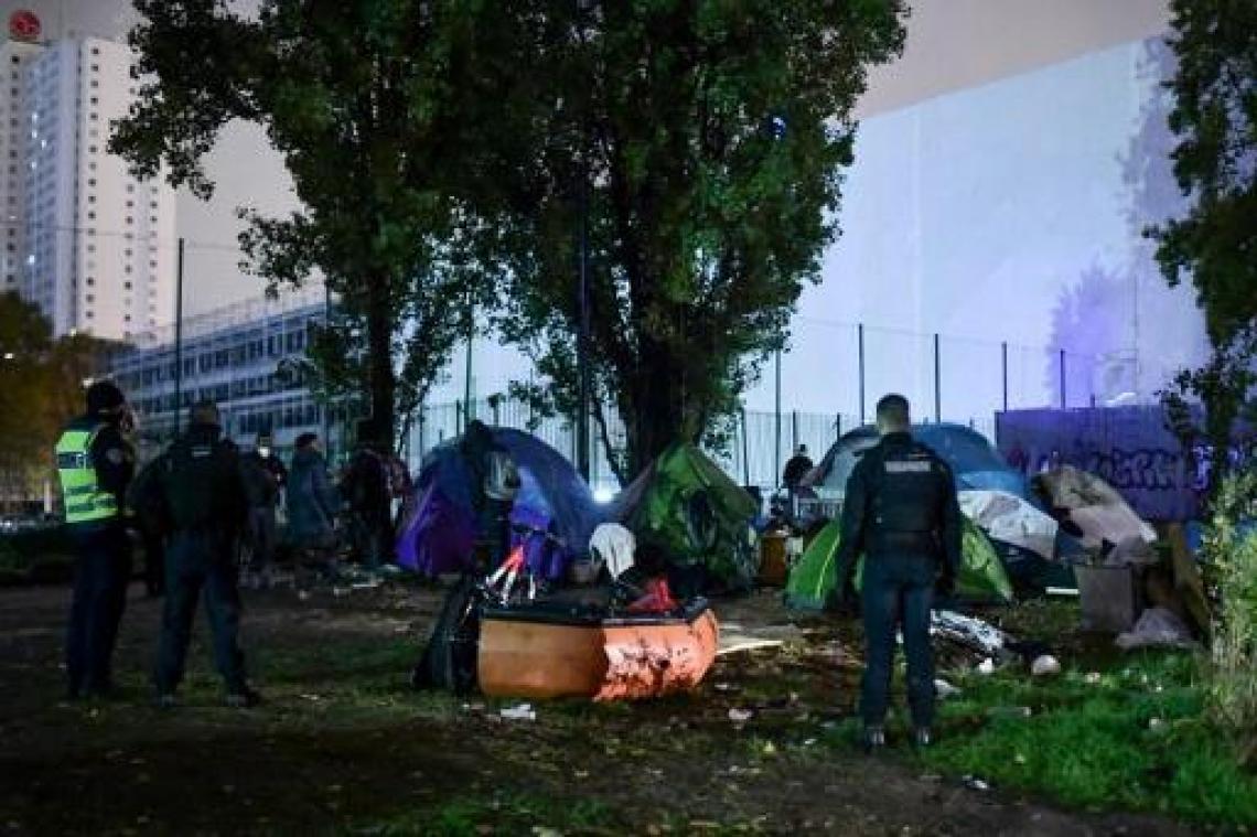 Frankrijk start met ontruiming migrantenkampen in noordoosten van Parijs