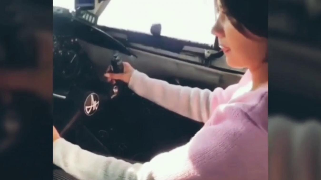 VIDEO. Levensgevaarlijk! Piloot laat passagier vliegen