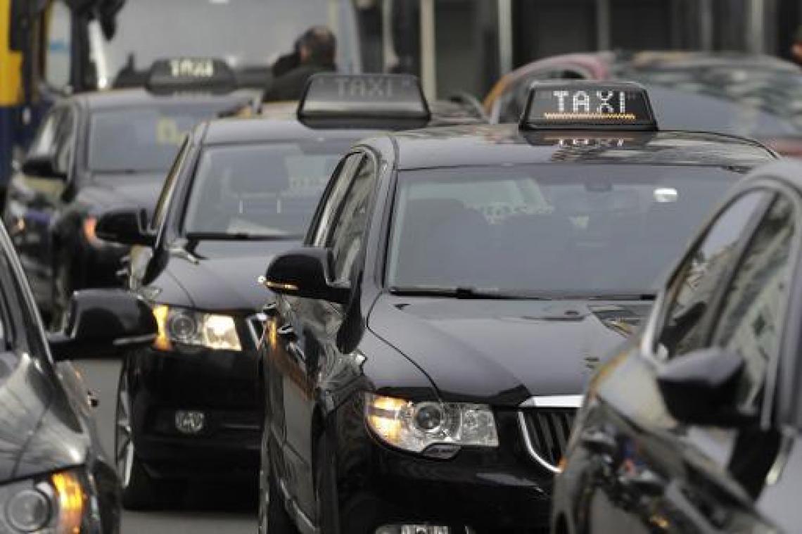 Taxisector kondigt juridische stappen aan tegen Vlaamse taxihervorming