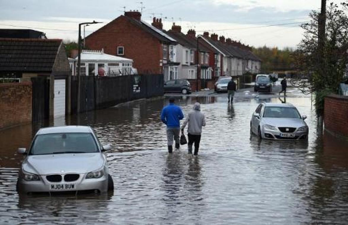 Vrouw omgekomen en tientallen evacuaties bij overstromingen in Engeland