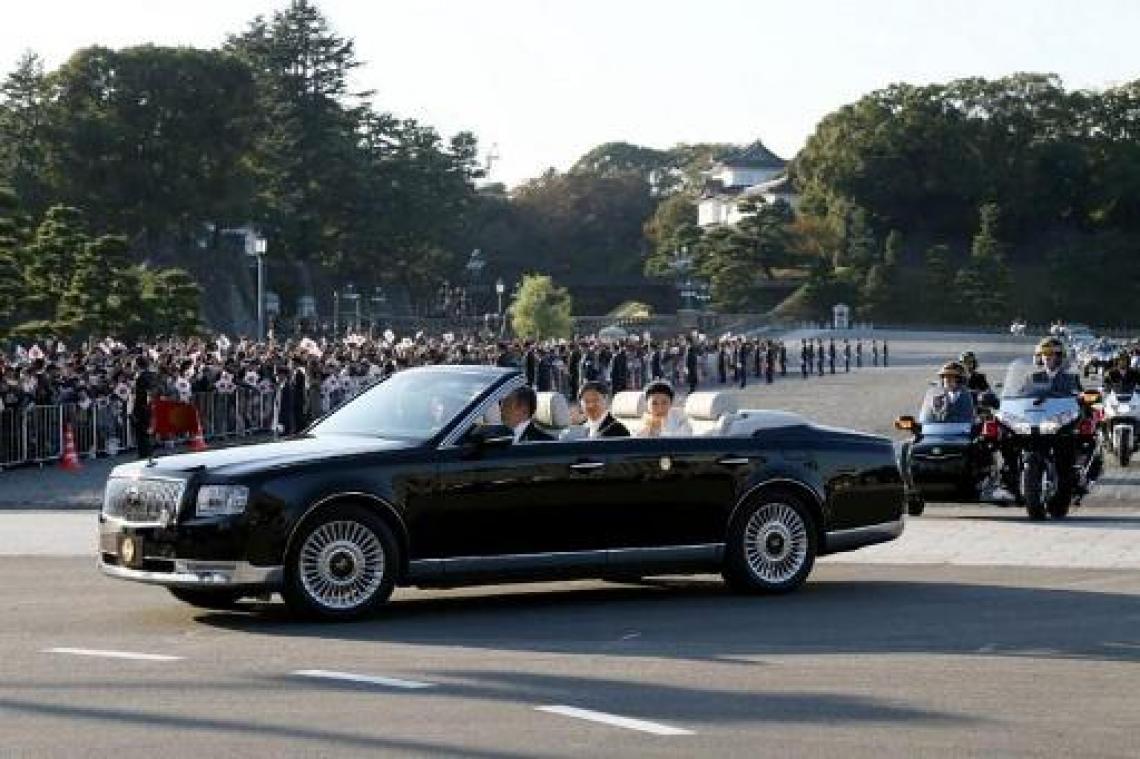 Tienduizenden Japanners juichen keizer en keizerin toe tijdens parade in Tokio
