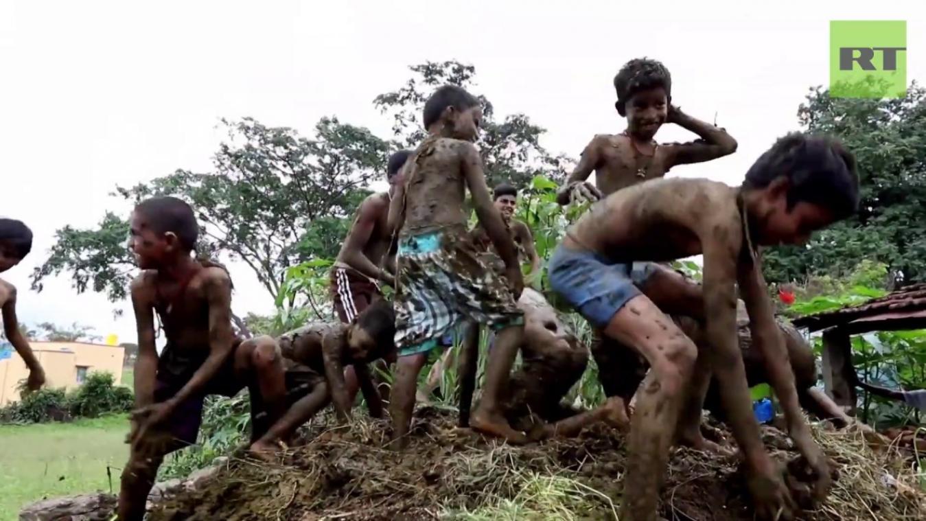 VIDEO. Onfrisse praktijken op Indiaas dorpsfestival