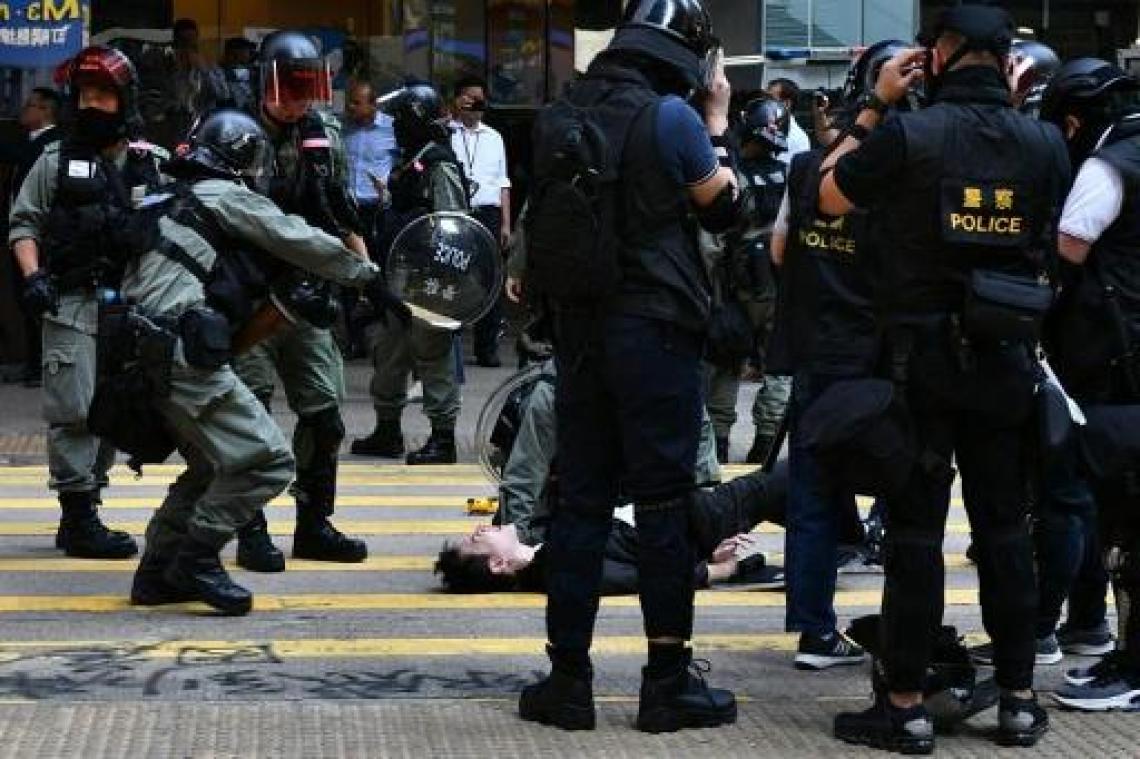 Geweld laait op in Hongkong nadat politie betoger neerschiet