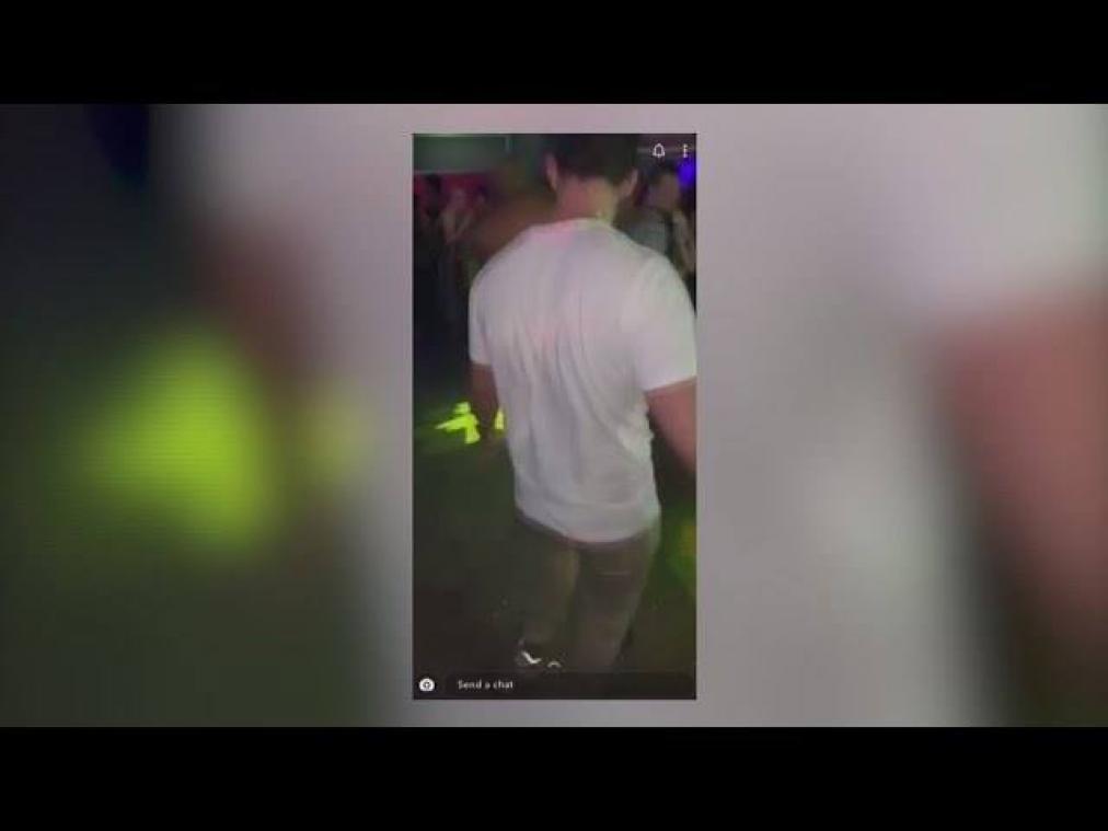VIDEO. Politieagent geschorst nadat hij naakt uit de bol ging in nachtclub
