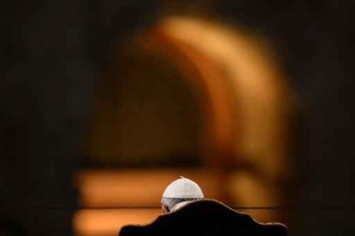 'Hoedje' van paus Franciscus geveild voor 16.000 euro