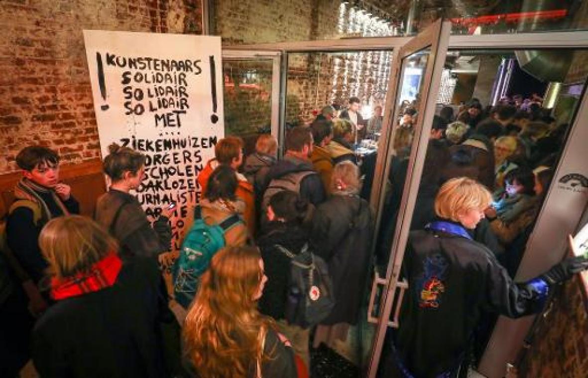 Cultuursector protesteert in Brusselse Beursschouwburg tegen besparingsplannen