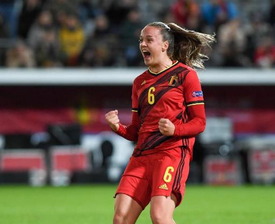 Red Flames - Tine De Caigny schittert met vijf doelpunten tegen Litouwen