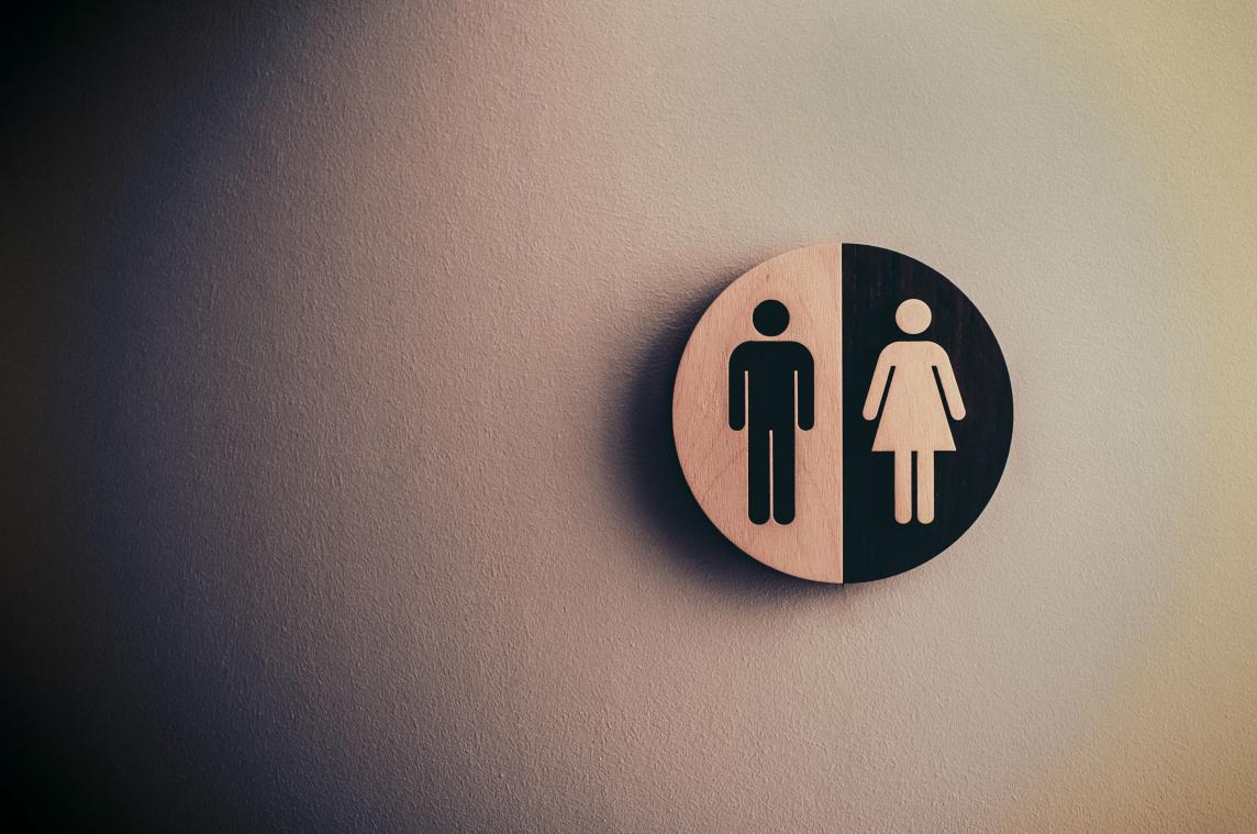 Daarom heeft de wc-bril van een openbaar toilet een andere vorm dan bij je thuis