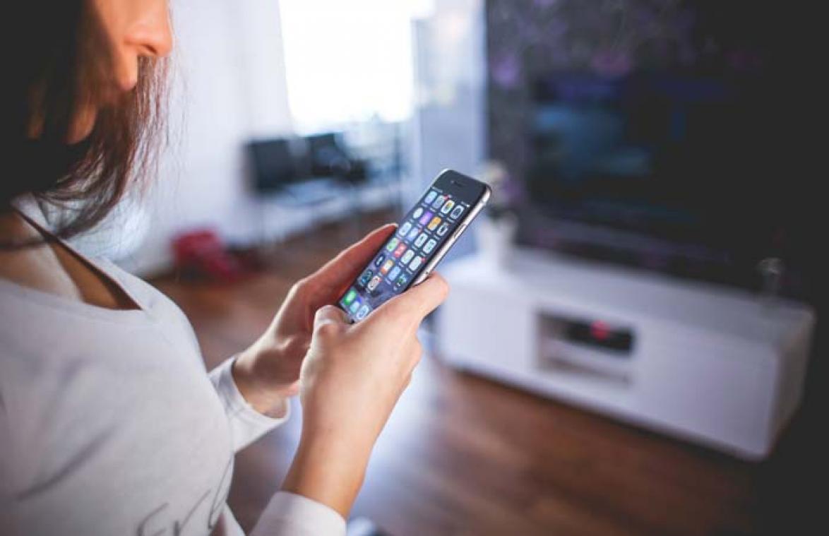 Vrouw raakt blind aan één oog door te lang met iPhone bezig te zijn