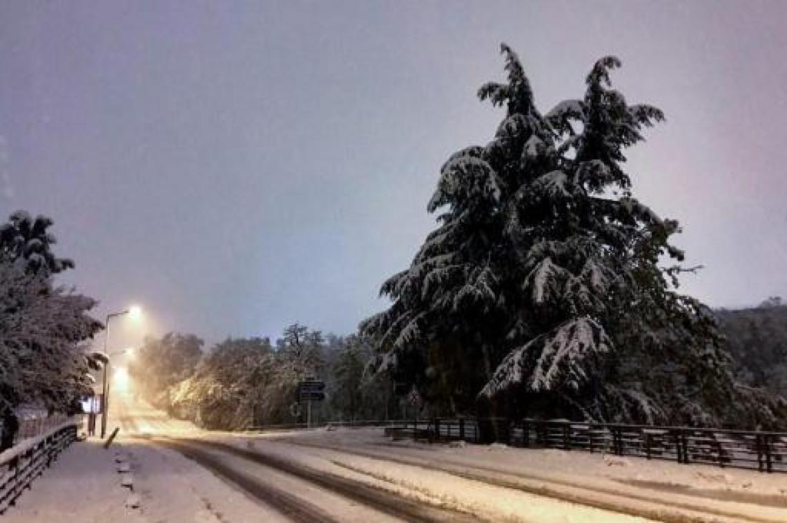 In Frankrijk valt dode en zitten 140.000 huizen zonder elektriciteit door sneeuwval