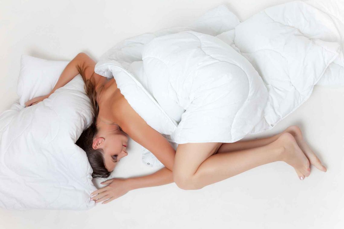 Wetenschappers verklaren waarom je slecht slaapt in een vreemd bed