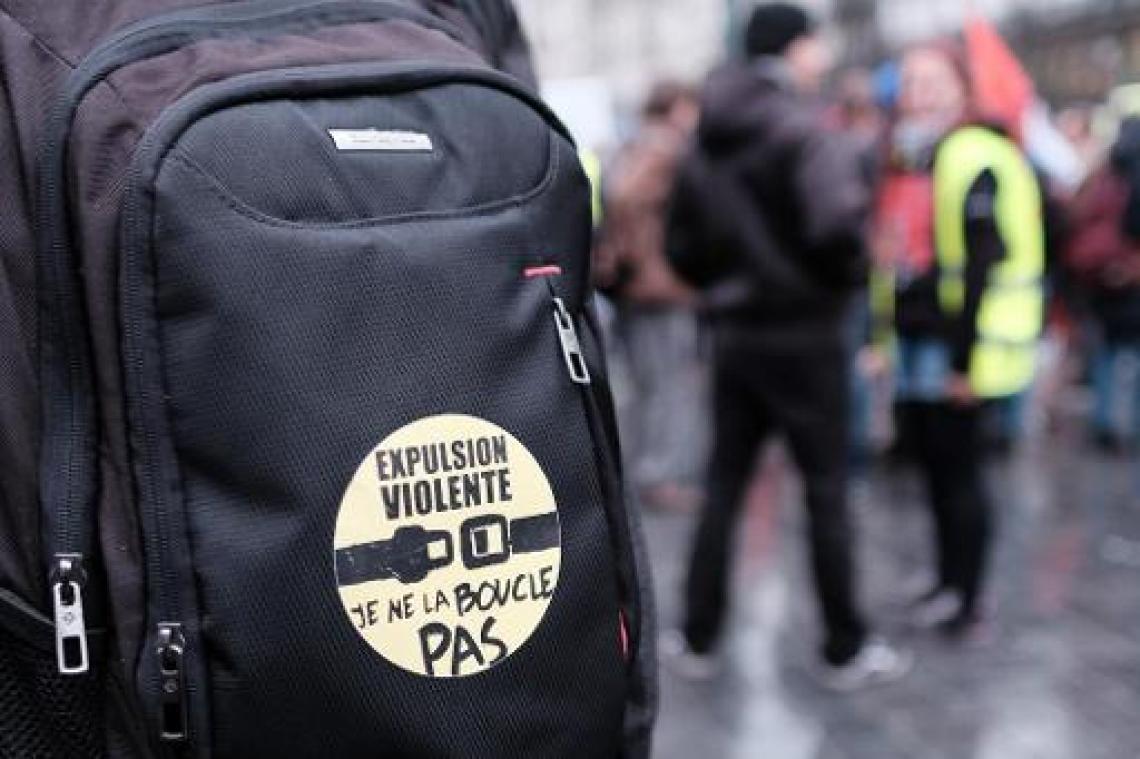 Uitgeprocedeerde asielzoekers klagen over politiegeweld bij repatriëring