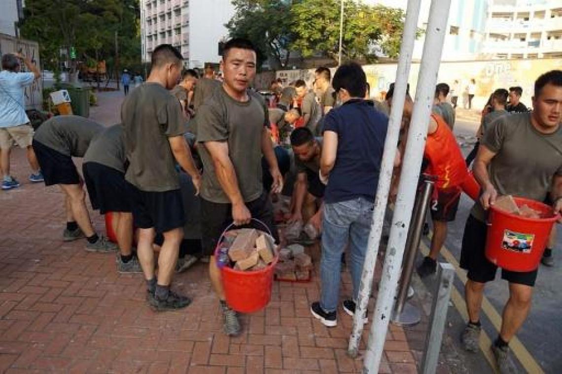 Chinese soldaten ruimen barricades op aan Hongkongse universiteit