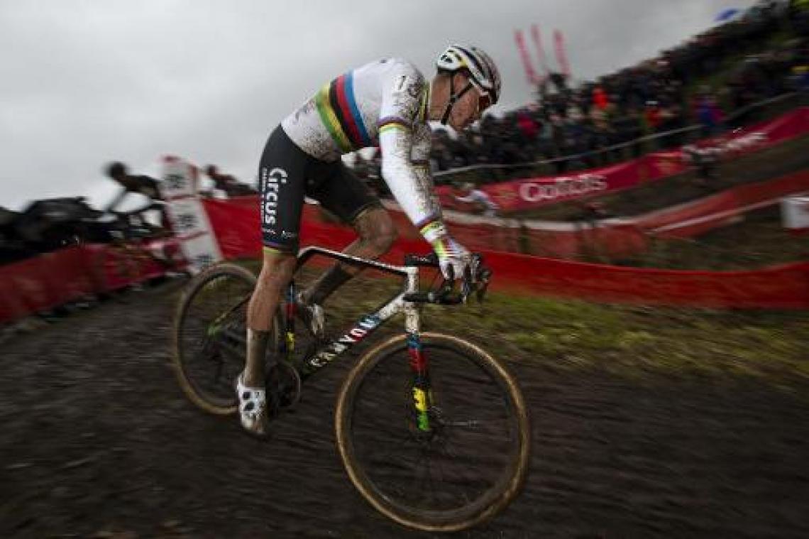 Mathieu van der Poel eert Poulidor met zege in Tabor