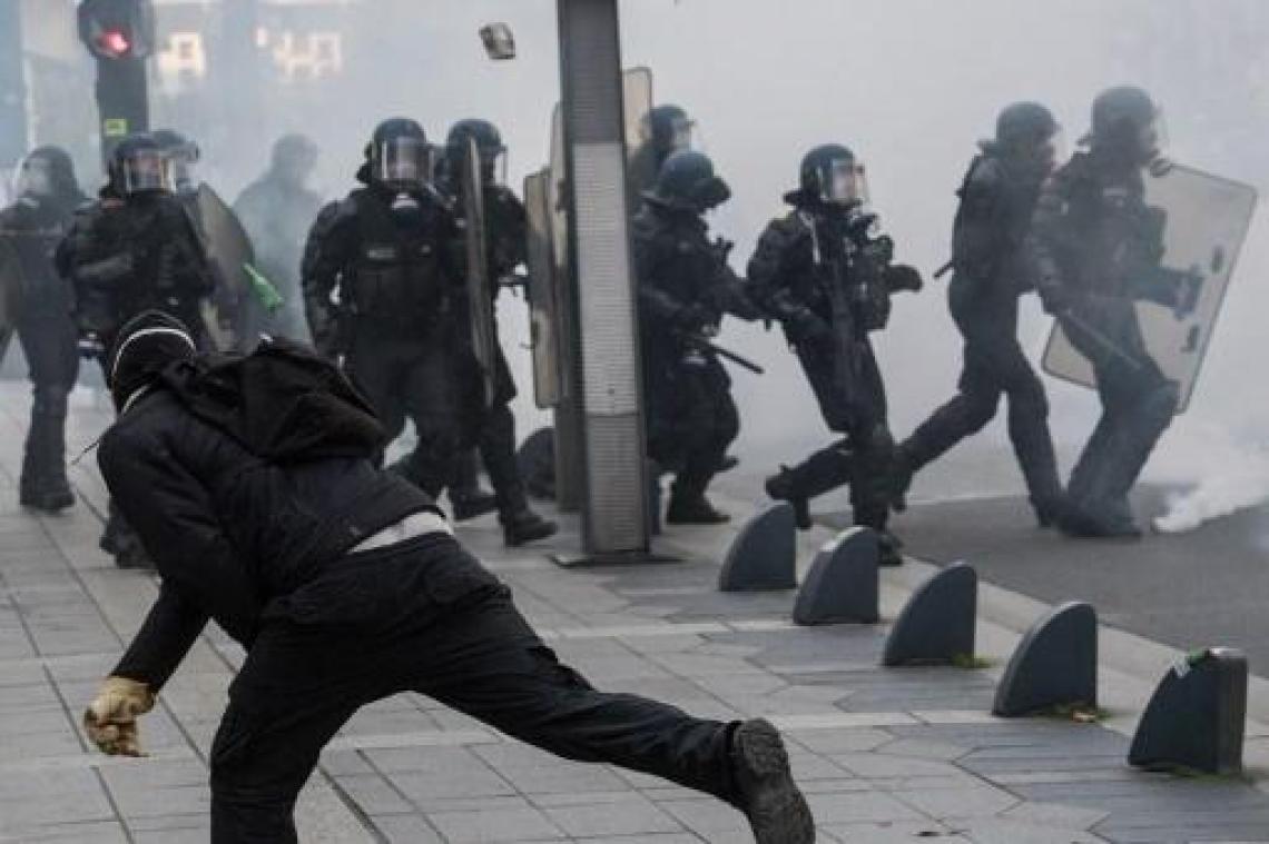 Gele hesjes - Eerste verjaardag van protest ontsierd door geweld