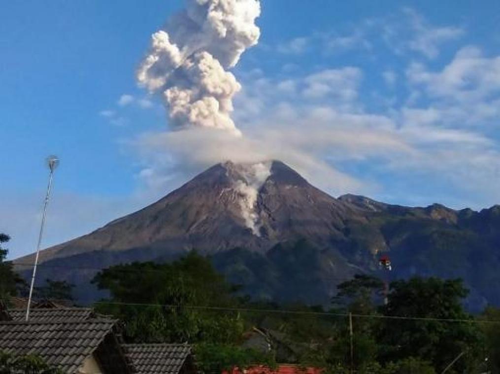 Merapi-vulkaan op eiland Java spuwt as