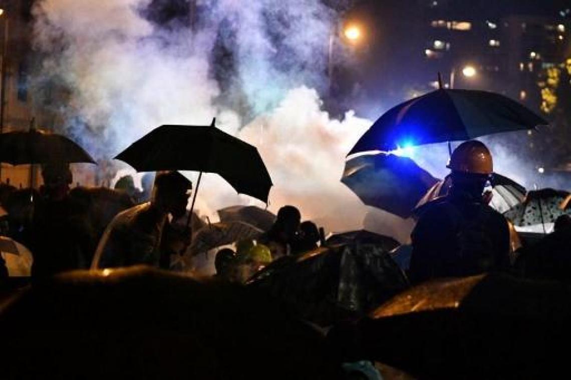 Onrust Honkong - Politie dreigt met scherp te schieten als betogers dodelijke wapens inzetten