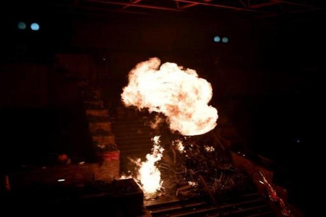Onrust Hongkong - Grote brand aan ingang van campus die door manifestanten wordt bezet